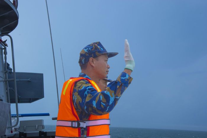 Trung tá Trần Văn Úy, Phó Lữ đoàn trưởng Lữ đoàn 167 chào biên đội tàu Hải quân Quân Giải phóng nhân dân Trung Quốc.