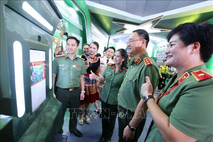 Thượng tướng Phạm Thế Tùng, Ủy viên Trung ương Đảng, Thứ trưởng Bộ Công an cùng các đại biểu tham quan khu trưng bày những thành tựu của lực lượng An ninh nhân dân. Ảnh: Phạm Kiên/TTXVN