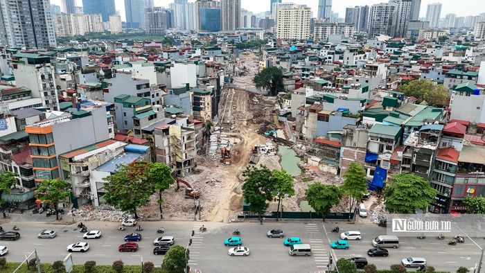 Tương tự, trong ảnh là đoạn Vũ Phạm Hàm - Trần Duy Hưng, hiện tại công tác giải phóng mặt bằng của dự án đã hoàn thành và bàn giao cho đơn vị thi công. 