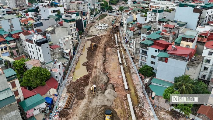 Tương tự là đoạn Ngụy Như Kon Tum - Nguyễn Trãi cũng đang thực hiện san nền, lắp đặt ống cống.