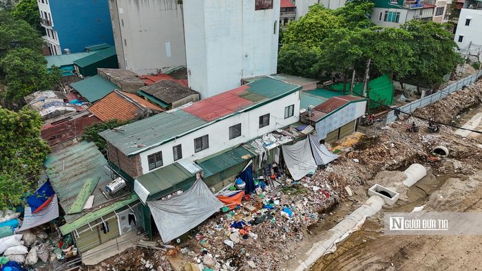 Đi dọc tuyến đường đang thi công, dễ dàng bắt gặp những ngôi nhà có hình dạng méo mó, khiến diện mạo toàn tuyến trở nên thiếu đồng bộ.