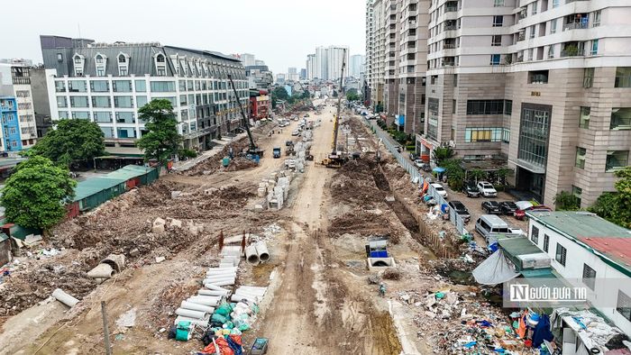 Ghi nhận của Người Đưa Tin chiều ngày 8/7, trên công trường tuyến đường này có hàng loạt máy móc, công nhân chia thành nhiều mũi thi công. Trong đó đang tập trung vào hạng mục thi công đường ống và kè 2 bên đường.