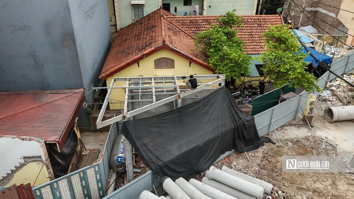 Không ít hộ dân cũng tranh thủ sửa chữa, cải tạo phần diện tích còn lại sau khi hoàn tất việc giải phóng mặt bằng nhằm tiếp tục sử dụng hoặc phục vụ hoạt động kinh doanh.