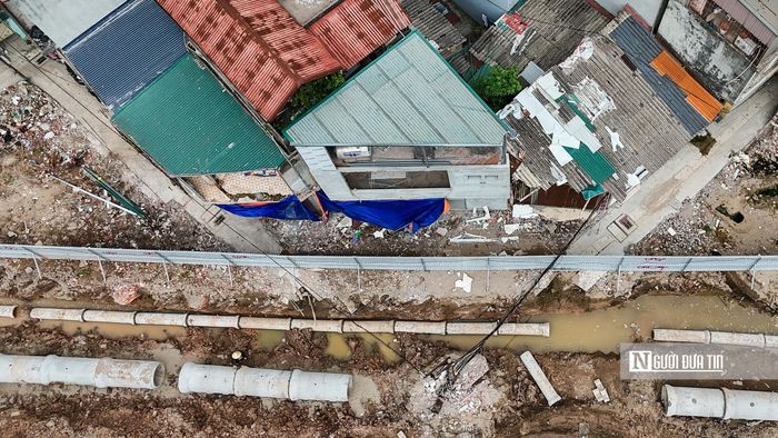 Sau giải phóng mặt bằng, căn nhà này đã trở thành hình tam giác và đã được sửa chửa, cải tạo trên phần diện tích còn lại.