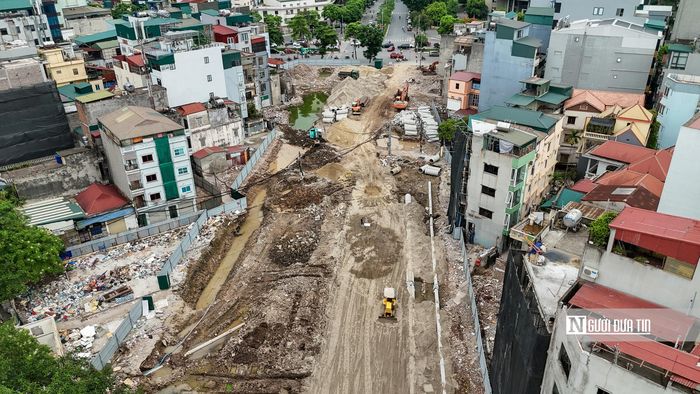 Trên công trường, công nhân và máy móc chia thành nhiều mũi thi công.