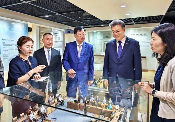 Đoàn công tác cũng tới thăm và nghe giới thiệu về cơ cấu tổ chức của Tòa án tối cao Hàn Quốc với một số mô hình tổ chức phiên tòa tại Hàn Quốc.