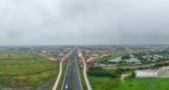Đoạn Km182+400 đến Vành đai 4 sẽ xây dựng 2 cầu cạn bố trí hai bên đường cao tốc hiện hữu, quy mô 3 làn xe mỗi cầu cạn. Trong ảnh là khu vực đang thi công dự án Vành đai 4 giao với Pháp Vân - Cầu Giẽ.
