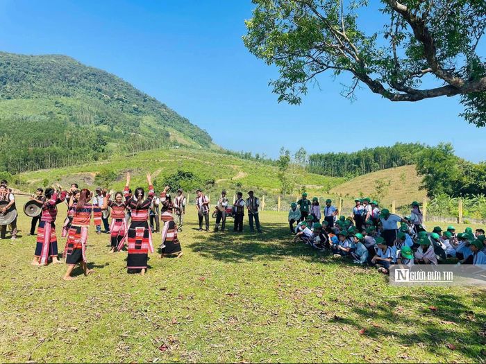 Du lịch cộng đồng dựa trên tài nguyên bản địa, văn hóa của cộng đồng cư dân đưa tới những trải nghiệm có chiều sâu cho du khách. Ảnh: Đinh Ri