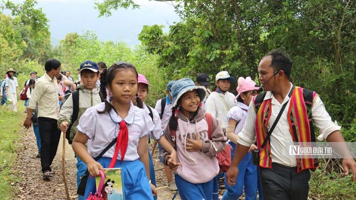 Trải nghiệm du lịch cộng đồng tại xã Vĩnh An. Ảnh: Đinh Ri