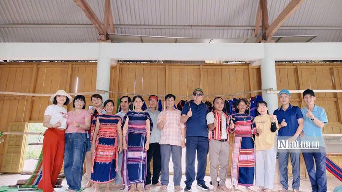 Tổ dệt thổ cẩm phục vụ du khách của đồng bào Bana tại Vĩnh An (xã Bình Phú). Ảnh: Đinh Ri