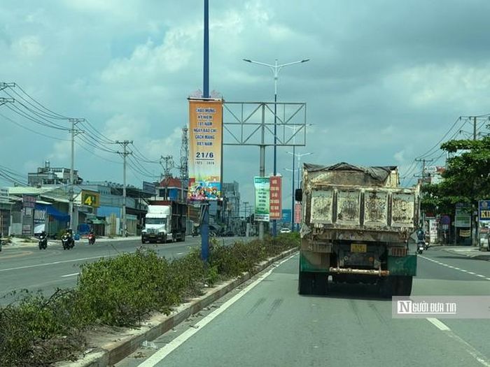 Cử tri cũng phản ánh việc nhiều xe chở đất từ dự án nhà ở lưu thông không phủ bạt, gây bụi, nguy hiểm cho người đi đường.