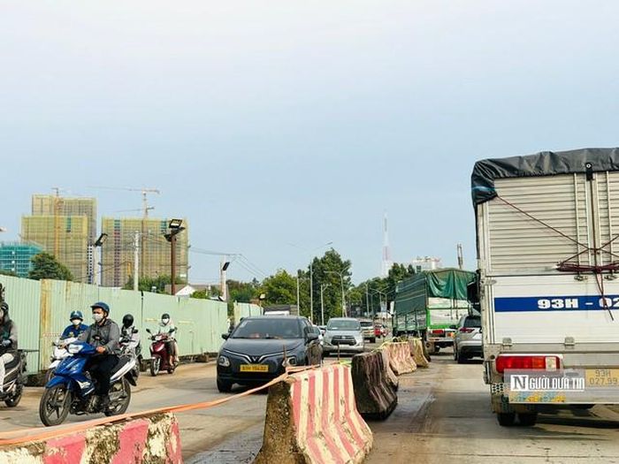 Tuyến đường Nguyễn Thị Minh Khai có nhiều công trình xây dựng, hiện nay một số đoạn đường hư hỏng người dân và các phương tiện đi lại khó khăn.