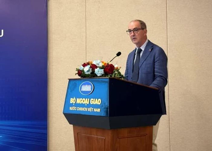 Ông Rafael de Bustamante Tello - Đại biện lâm thời Phái đoàn Liên minh châu Âu tại Việt Nam phát biểu tại hội thảo.