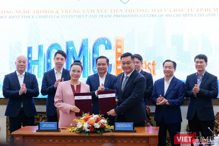ITPC TP.HCM và Công ty CP Công nghệ Arobid ký kết hợp tác quản lý, vận hành và khai thác HCMCInvest. Ảnh: Thượng Tâm.