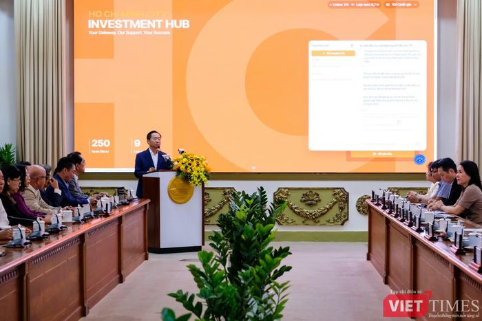 Ông Trần Văn Chín, Chủ tịch HĐQT Công ty CP Công nghệ Arobid, giới thiệu các tính năng của HCMCInvest tại lễ công bố. Ảnh: Thượng Tâm.
