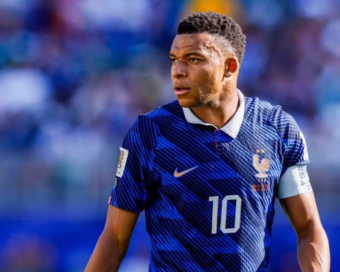 Mbappe luôn thể hiện bản lĩnh của một ngôi sao trước sự khiêu khích của đối phương trên sân. Ảnh: AFP.