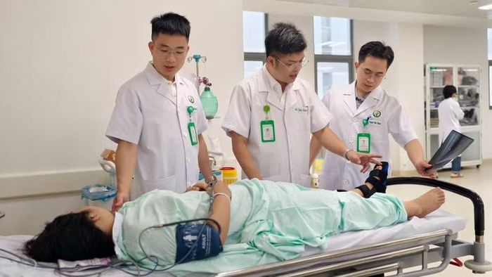 Các bác sĩ chăm sóc bệnh nhân cấp cứu đầu tiên ở Bệnh viện Hữu nghị Việt Đức cơ sở Ninh Bình