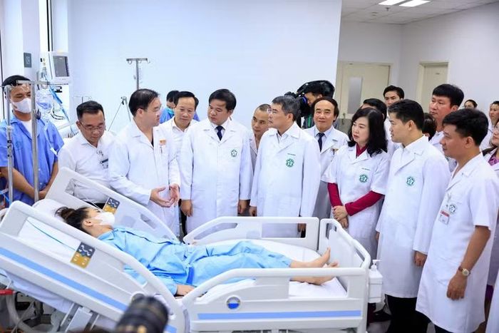 Thủ tướng thăm bệnh nhân và nghe các bác sĩ báo cáo tình hình