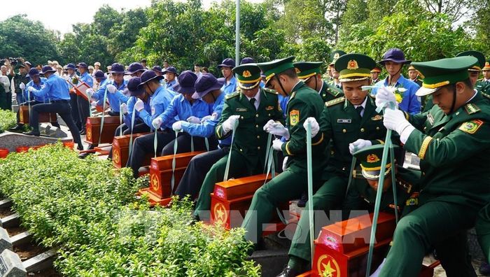 Đội K91 (Bộ Chỉ huy Quân sự tỉnh Đồng Tháp) thực hiện nghi thức đưa hài cốt liệt sĩ đến nơi an nghỉ. Ảnh: Nhựt An - TTXVN