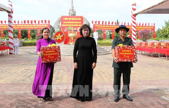 Ủy viên Trung ương Đảng, Phó Chủ tịch Quốc hội Nguyễn Thị Hồng trao quà cho Đội K91 và Ban quản lý Nghĩa trang liệt sĩ Tam Nông. Ảnh: Hồng Thái - TTXVN