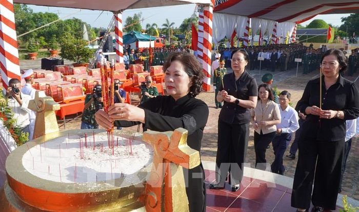 Ủy viên Trung ương Đảng, Phó Chủ tịch Quốc hội Nguyễn Thị Hồng thắp hương tri ân các Anh hùng liệt sĩ tại Nghĩa trang liệt sĩ Tam Nông. Ảnh: Nhựt An - TTXVN