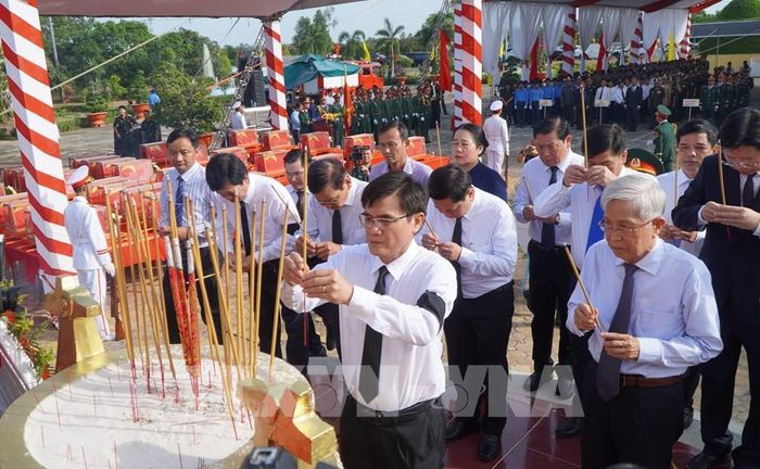 Các đại biểu thắp hương tri ân các anh hùng liệt sỹ tại Nghĩa trang liệt sỹ Tam Nông. Ảnh: Nhựt An - TTXVN