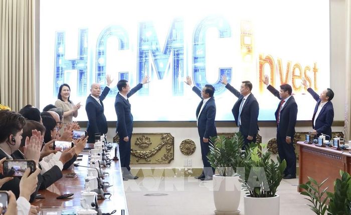 Lãnh đạo UBND TP. Hồ Chí Minh và các đại biểu thực hiện nghi thức công bố nền tảng HCMCInvest. Ảnh: Xuân Anh -TTXVN