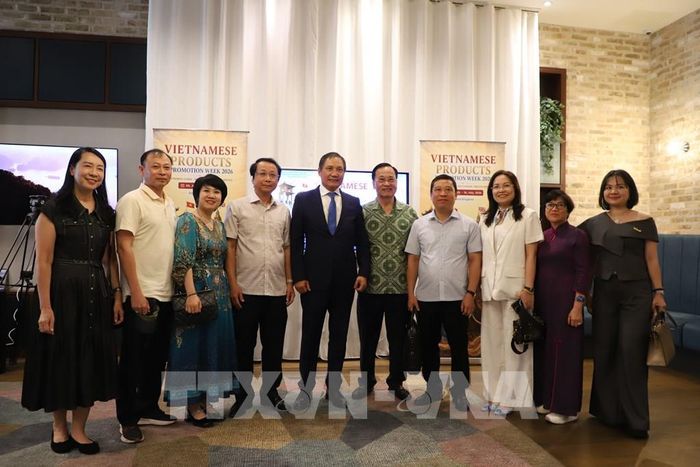 Ông Đỗ Minh Hùng, Đại sứ Việt Nam tại Anh (đứng giữa, cà vạt xanh), chụp ảnh lưu niệm với đoàn công tác trong nước tham dự Tuần quảng bá hàng Việt Nam tại Anh năm 2026. Ảnh: Hữu Tiến - PV TTXVN tại Anh