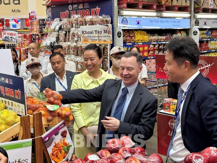 Ông Ralph Bean, Tham tán Nông nghiệp tại Đại sứ quán Hoa Kỳ tại Hà Nội giới thiệu nông sản từ Mỹ.