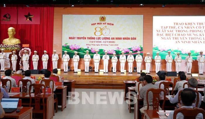 Đại tá Nguyễn Hồng Khắc, Phó Giám đốc Công an tỉnh Đồng Tháp trao khen thưởng cho các cá nhân có thành tích xuất sắc. Ảnh TTXVN phát