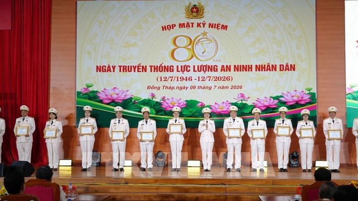 Đại tá Võ Thị Hoài Ngọc, Phó Giám đốc Công an tỉnh Đồng Tháp, trao khen thưởng cho các cá nhân có thành tích xuất sắc. Ảnh: TTXVN phát