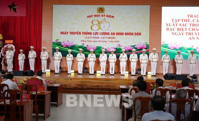 Đại tá Nguyễn Minh Tân, Phó Giám đốc Công an tỉnh Đồng Tháp trao khen thưởng cho các cá nhân có thành tích xuất sắc. Ảnh TTXVN phát