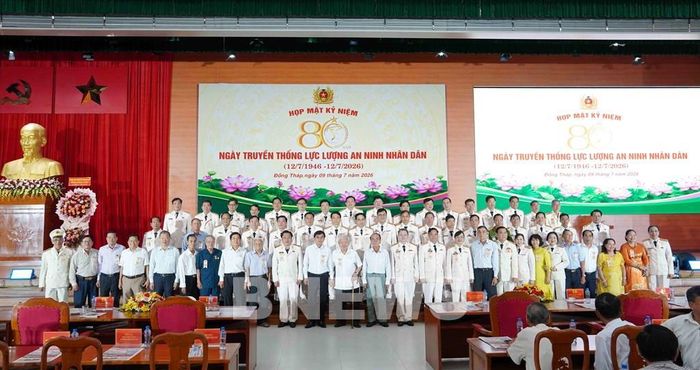 Các đại biểu tham dự họp mặt chụp ảnh lưu niệm. Ảnh TTXVN phát