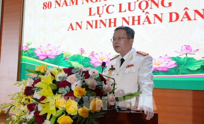 Đại tá Nguyễn Minh Tân, Phó Giám đốc Công an tỉnh Đồng Tháp, đọc diễn văn ôn lại truyền thống lực lượng An ninh nhân dân. Ảnh: TTXVN phát