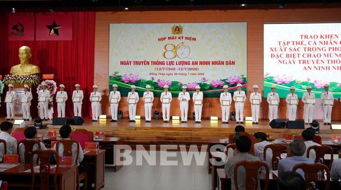 Thiếu tướng Lâm Phước Nguyên, Giám đốc Công an tỉnh Đồng Tháp trao khen thưởng cho các tập thể có thành tích xuất sắc. Ảnh TTXVN phát