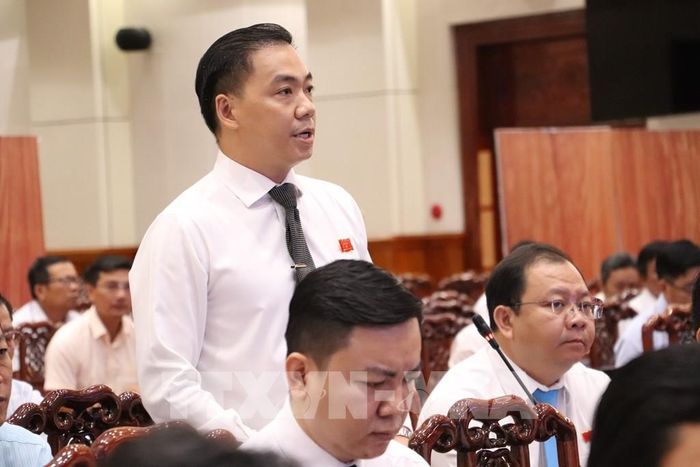 Đại biểu HĐND tỉnh Đồng Tháp chất vấn lãnh đạo tỉnh Đồng Tháp vấn đề an toàn vệ sinh thực phẩm trên địa bàn tỉnh. Ảnh: Hồng Nhung - TTXVN