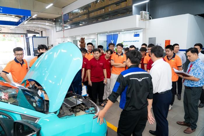 Hoạt động tham quan doanh nghiệp tạo điều kiện để người học tiếp cận công nghệ và quy trình thực tế