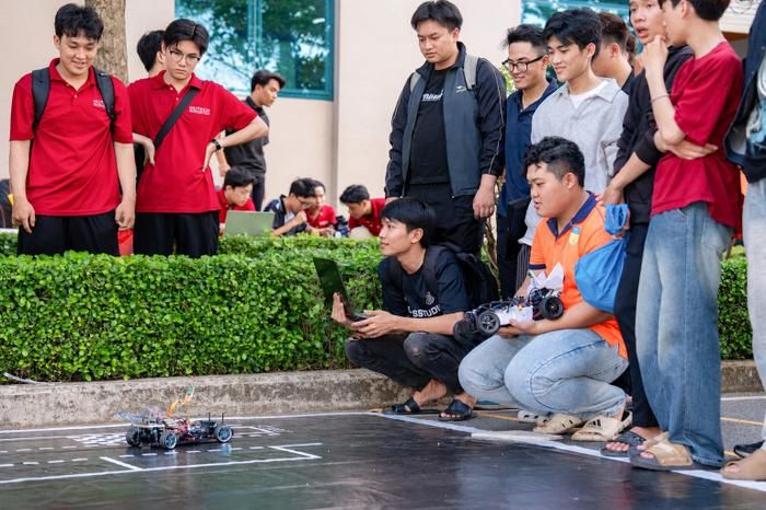 Sinh viên Công nghệ ô tô điện vận hành mô hình xe qua các sân chơi giàu tính ứng dụng