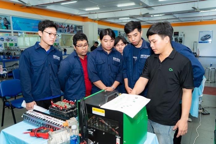 Sinh viên thực hành khai thác dữ liệu và chẩn đoán hệ thống xe điện trên thiết bị Launch X431 EV