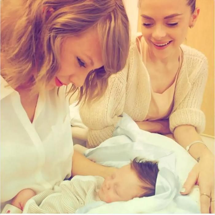 Taylor Swift hiện là mẹ đỡ đầu của Leo Newman - con trai nữ diễn viên Jaime King.