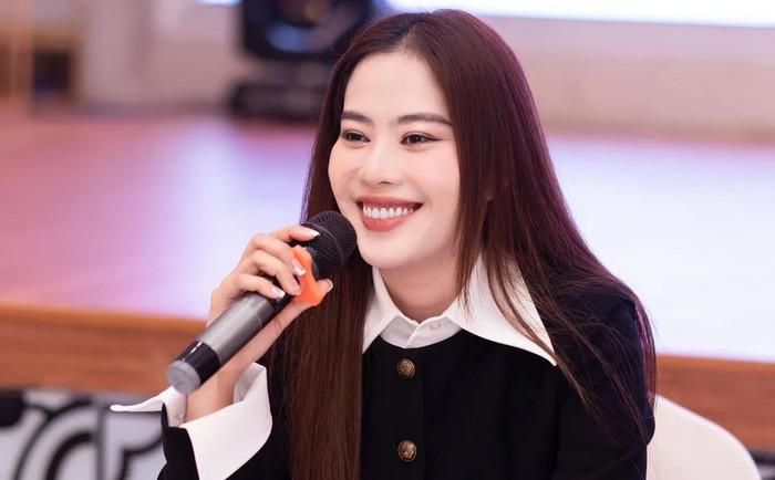Nam Em thành công khi chuyển từ người đẹp sang ca hát, tuy nhiên sự nghiệp lên xuống thất thường vì các ồn ào đời tư.