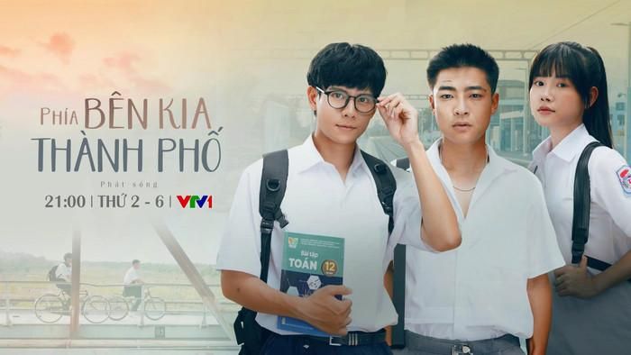 Phía Bên Kia Thành Phố vươn lên dẫn đầu bảng xếp hạng độ thảo luận phim trên các nền tảng mạng xã hội với hơn 203 nghìn lượt thảo luận. (Ảnh: VTV Giải Trí)