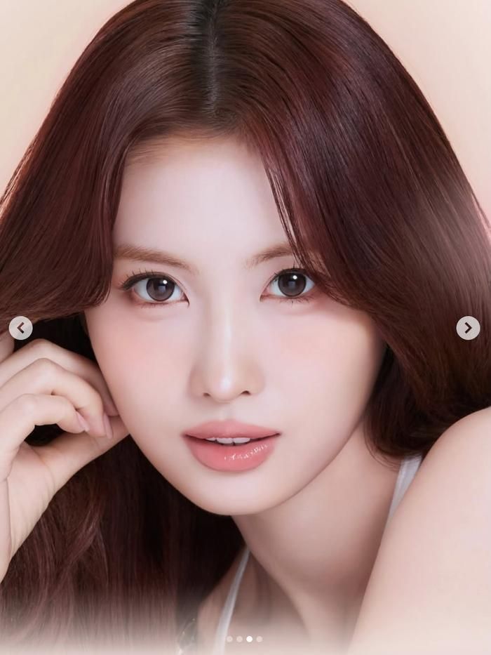 Sống mũi cao thanh thoát và đôi môi đầy đặn càng làm nổi bật những đường nét sắc sảo trên gương mặt của Momo.