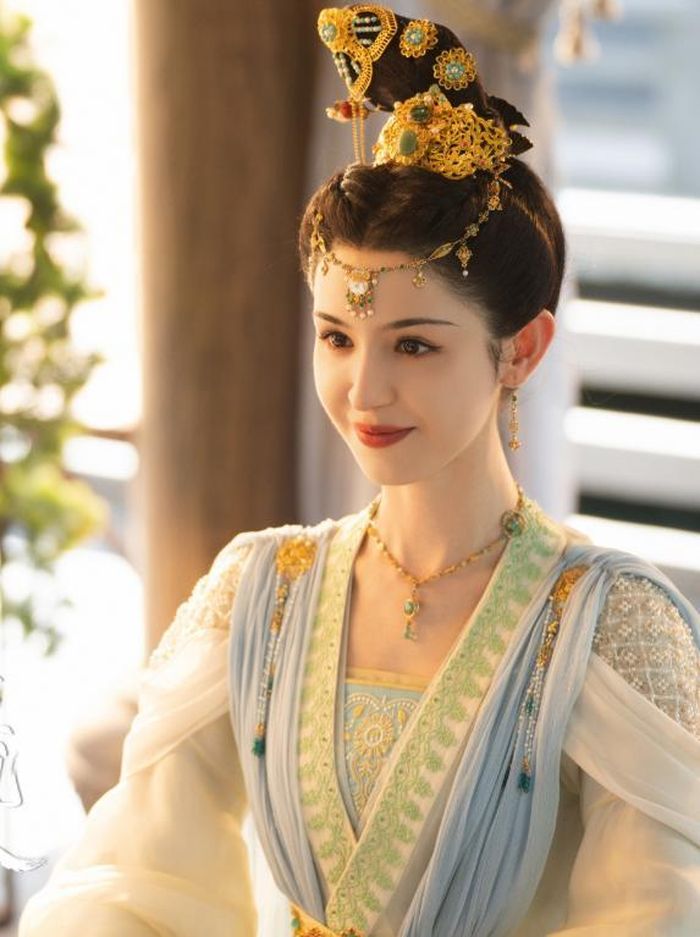 Cáp Ni Khắc Tư trở thành hiện tượng mạng sau màn biểu diễn điệu múa dân tộc trong chương trình Quốc Phong Mỹ Thiếu Niên. 