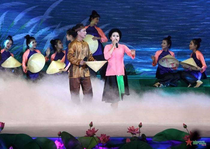  Những câu hò, điệu ví giặm mộc mạc đã trở thành nét đẹp tinh thần của người dân xứ Nghệ. Ảnh: Báo QĐND