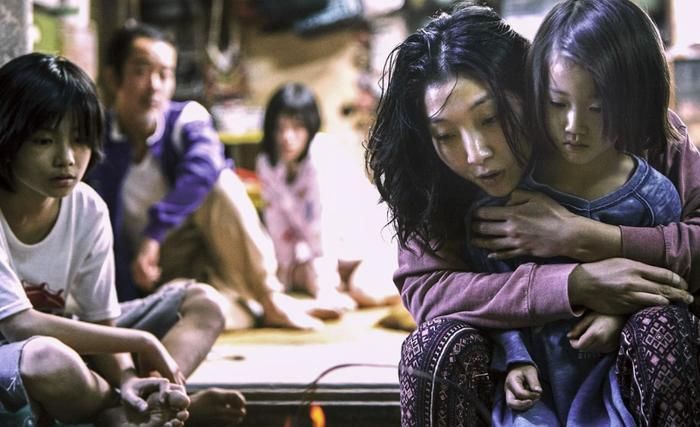 Một gia đình nghèo sống bằng nghề trộm cắp quyết định cưu mang một bé gái bị bạo hành. Bộ phim đặt ra nhiều câu hỏi về tình thân, đạo đức và ý nghĩa thực sự của gia đình. Tác phẩm từng giành Cành cọ vàng tại Liên hoan phim Cannes.