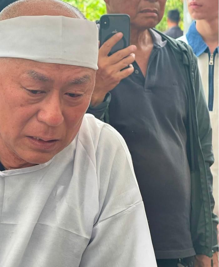 NSND Tạ Minh Tâm đau buồn đưa tiễn vợ.