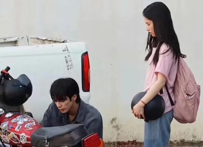 Trương Tịnh Nghi vào vai Miêu Tĩnh có cuộc sống khổ cực phải đi nhặt ve chai kiếm tiền học.