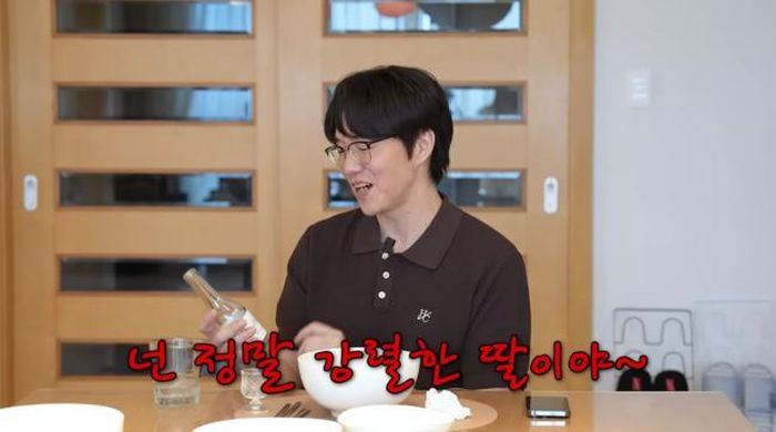Sung Si Kyung hài hước ví von soju là "con gái". (Nguồn: OSEN)