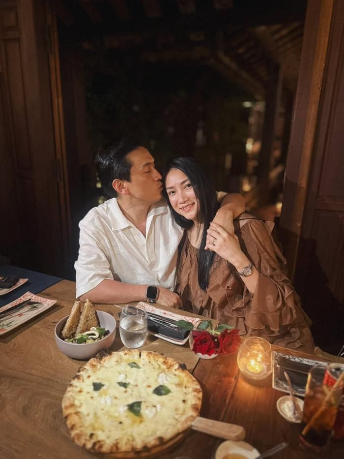 Lam Trường và vợ tình tứ trong chuyến du lịch Hội An.